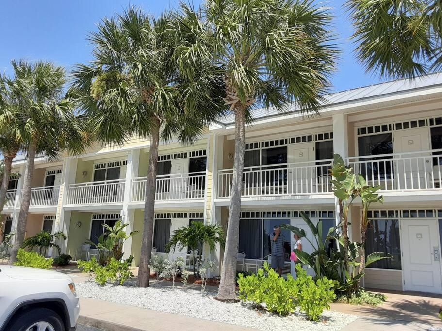 Beautiful One Bedroom Resort-Style Studio With Pool And Beach Access Ruskin Exteriör bild