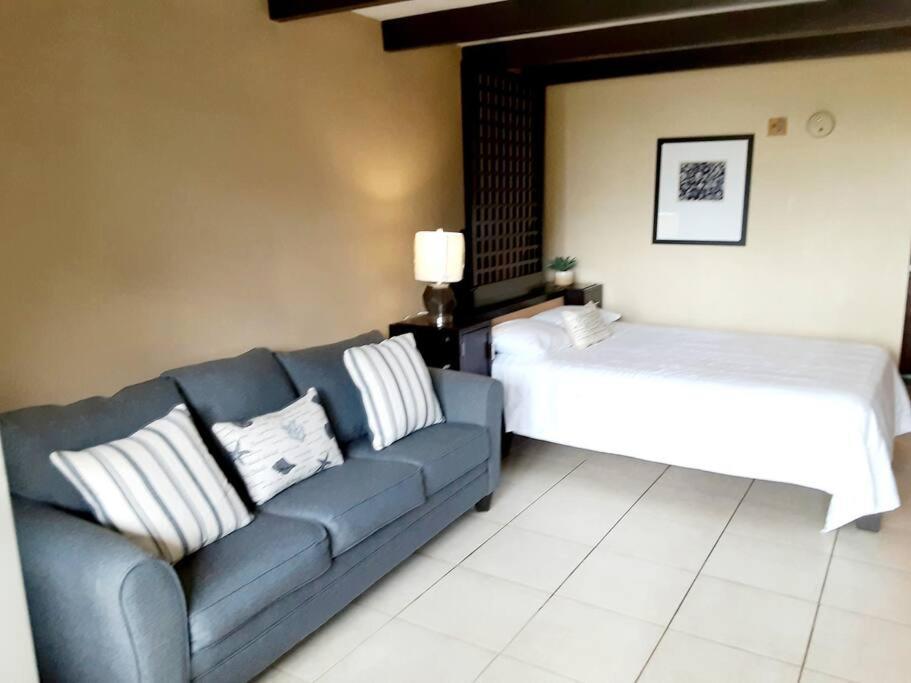 Beautiful One Bedroom Resort-Style Studio With Pool And Beach Access Ruskin Exteriör bild