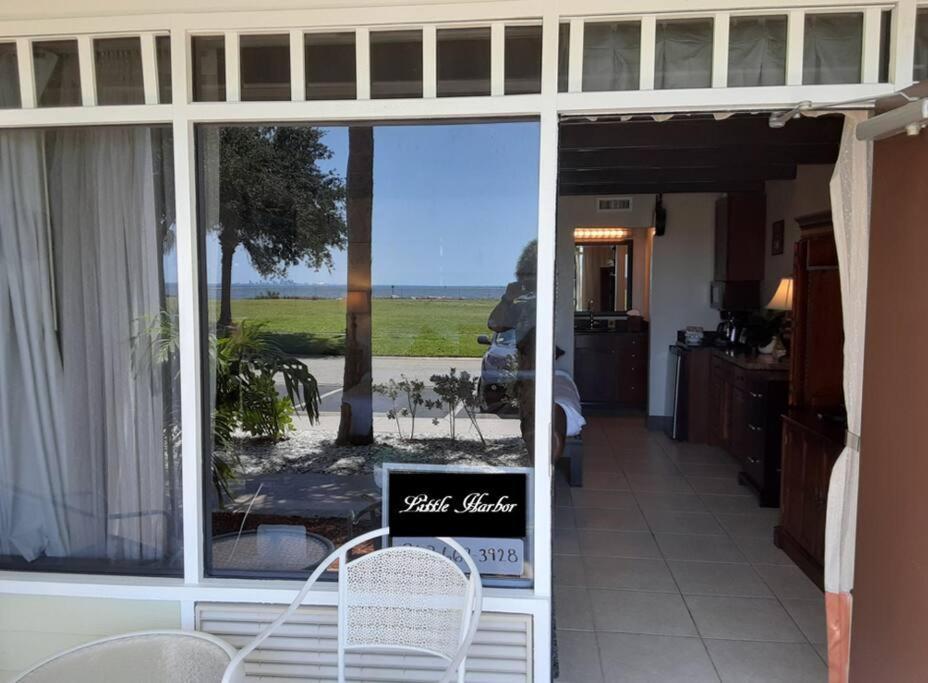 Beautiful One Bedroom Resort-Style Studio With Pool And Beach Access Ruskin Exteriör bild