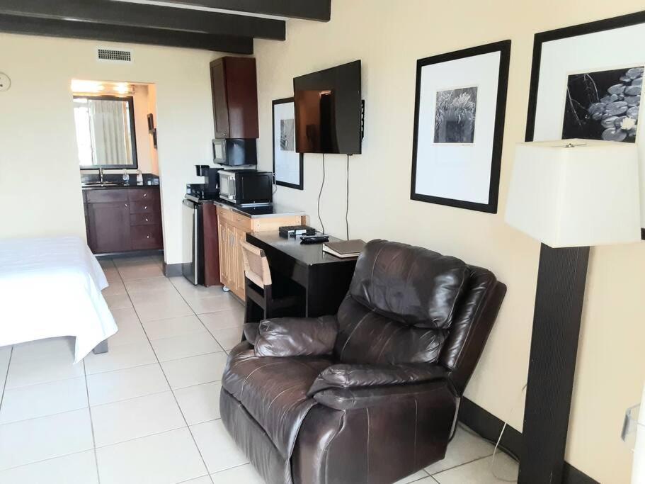 Beautiful One Bedroom Resort-Style Studio With Pool And Beach Access Ruskin Exteriör bild