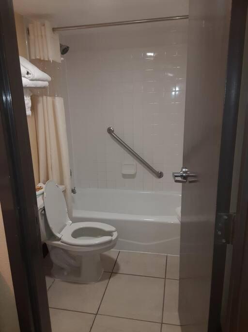 Beautiful One Bedroom Resort-Style Studio With Pool And Beach Access Ruskin Exteriör bild